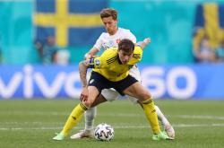 开云足球直播-中场核心受伤，球队战术受影响！