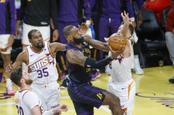 开云官方app入口-湖人轻取猛龙，布克带队取胜