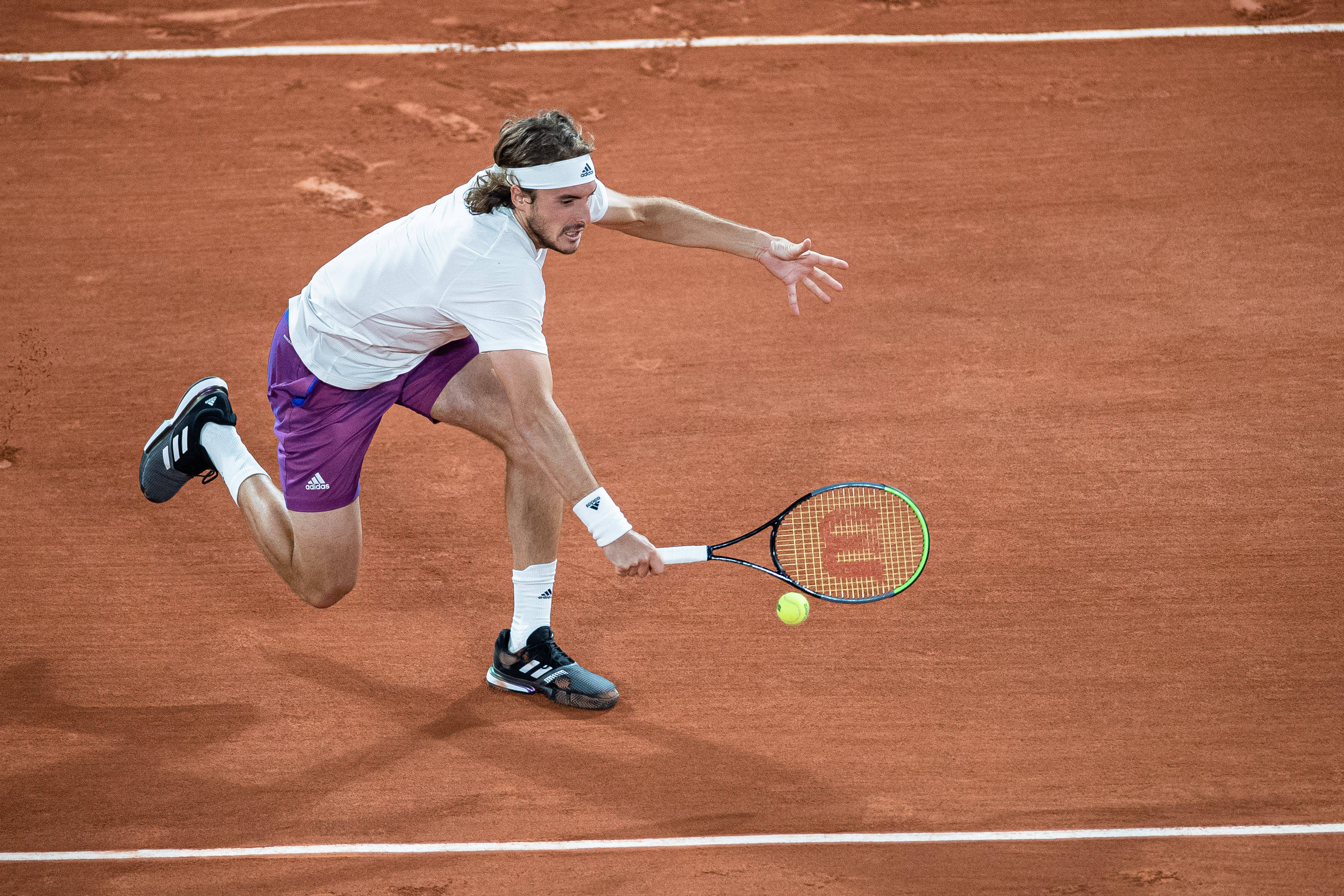 包含法国网球队碾压澳大利亚网球队，西西帕斯关键制胜的词条