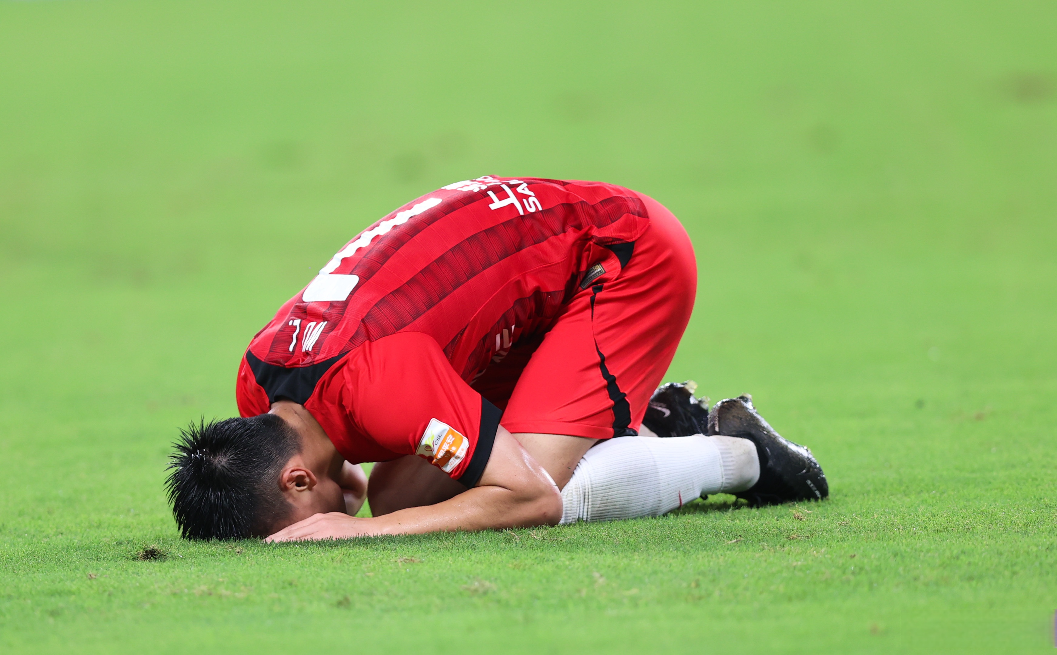 热衷足球的狂热者，场上高喊欢呼的简单介绍