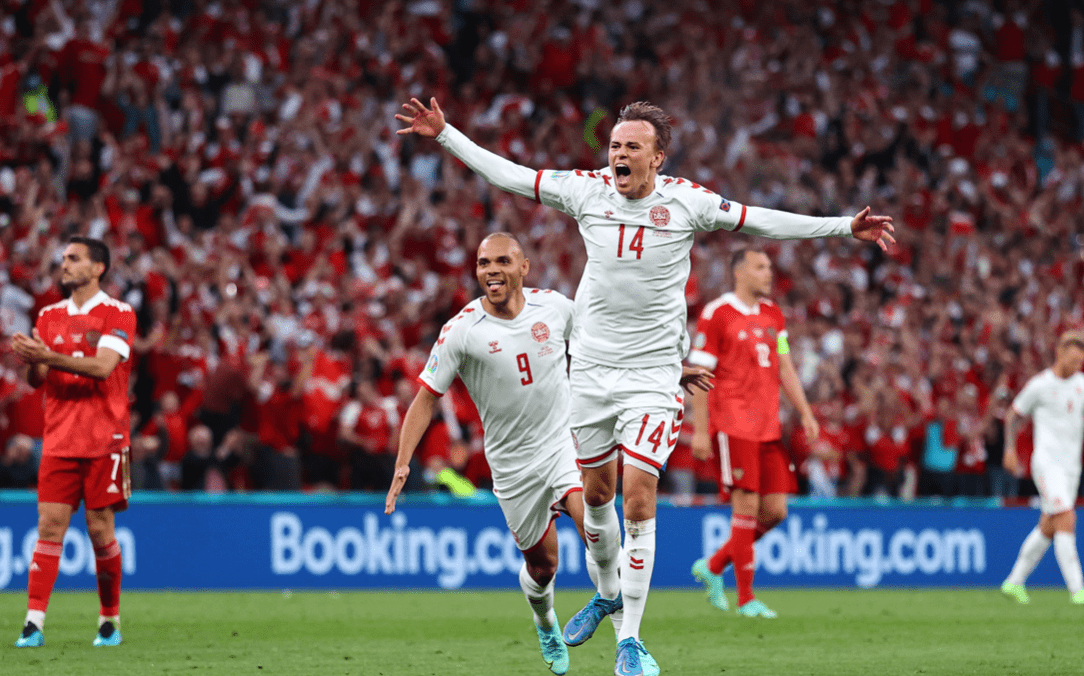 丹麦足球队在比赛中大胜对手实现四连胜